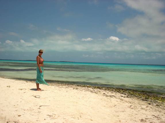 Caminhando em praia em um dos pequenos cayos de Los Roques, no litoral venezuelano